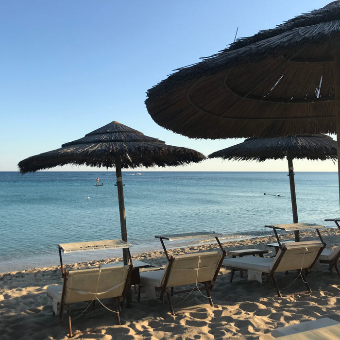 バカンスを連想させる海と砂浜